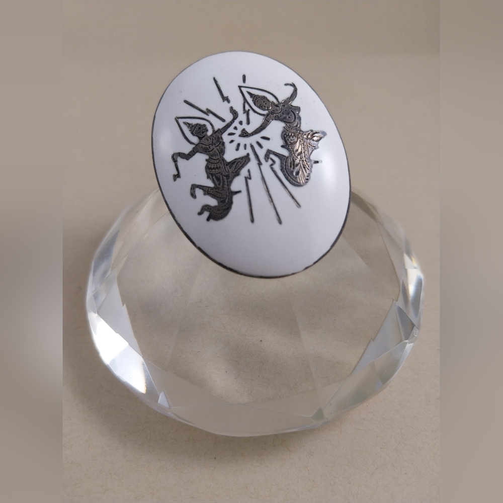 White and Sterling Silver Brooch - Picture 7 of 9